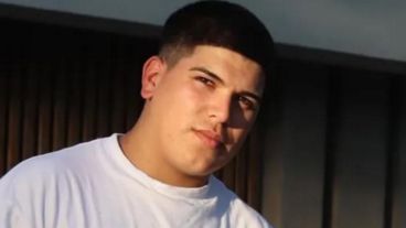 Lo colocaron en posición de decúbito prono —boca abajo— para mejorar la oxigenación, una técnica empleada en casos críticos. 