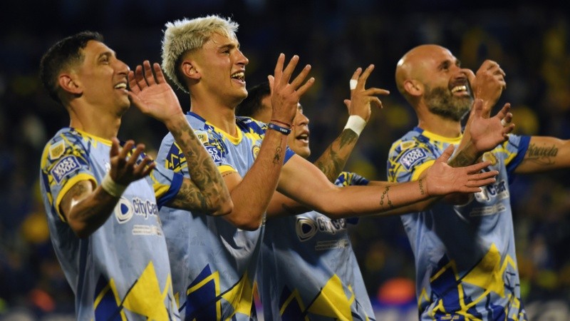 Di María, Véliz y Quintana en pleno festejo del gol del centrodelantero ante Talleres, que después le amargó la fiesta.