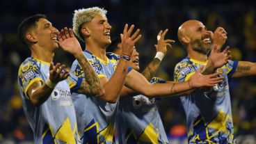 Di María, Véliz y Quintana en pleno festejo del gol del centrodelantero ante Talleres, que después le amargó la fiesta.