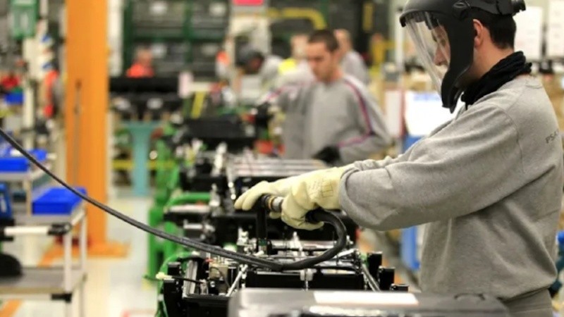 En medio de las turbulencias en el mercado cambiario, la actividad económica no repunta.