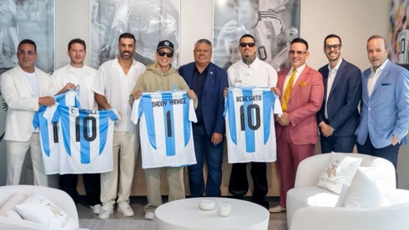 Tapia estuvo junto a dirigentes de las otras federaciones, socios comerciales y figuras de la música.