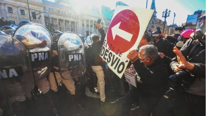 Represión policial a jubilados, trabajadores de prensa y organizaciones en la marcha.