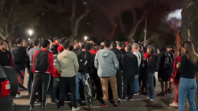 Un grupo de autoconvocados se concentró frente al Coloso.