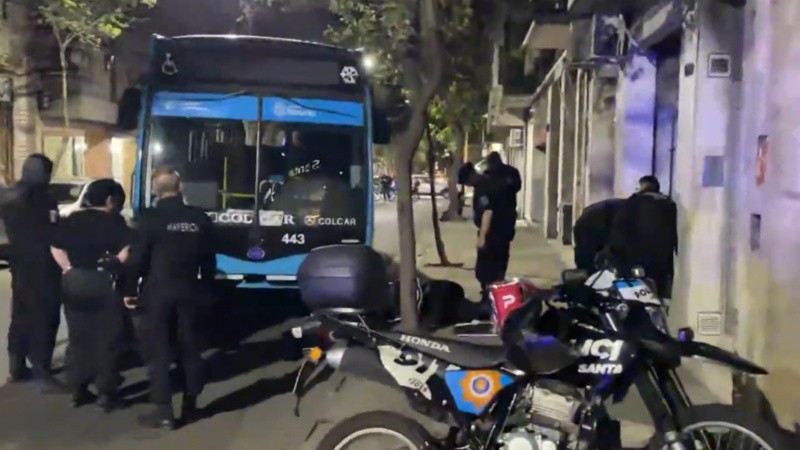 El motociclista derrapó al intentar esquivar a un colectivo mientras circulaba en contramano.