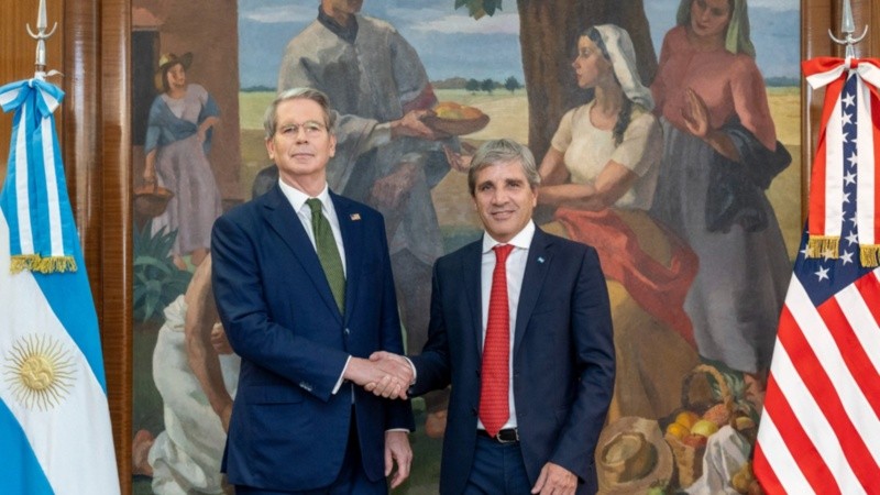 El secretario del Tesoro estadounidense, Scott Bessent, junto al ministro Caputo.