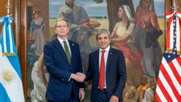 El secretario del Tesoro estadounidense, Scott Bessent, junto al ministro Caputo.