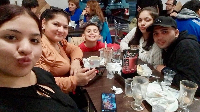 Yair junto a su familia.