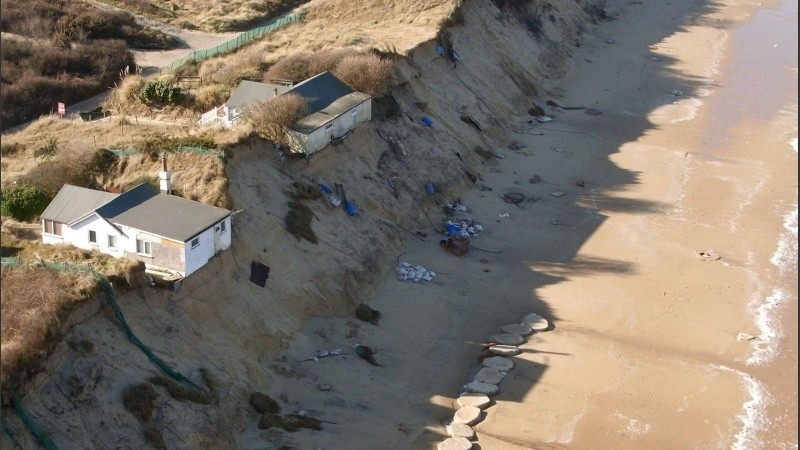 La erosión y la subida del mar pone en riesgo a poblados costeros en todo el mundo.