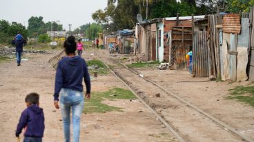 El Indec aseguró que la pobreza bajó del 52,9 al  31,6% en un año.