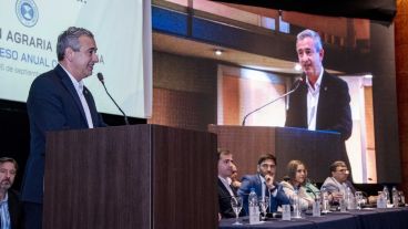 Javkin lanzó una crítica hacia el modelo político centralista del país.