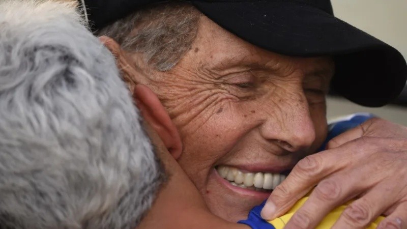 La salud del entrenador, de 69 años, sigue bajo atención médica y genera preocupación.