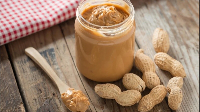 La pasta o mantequilla de maní es buena pero en proporciones adecuadas.