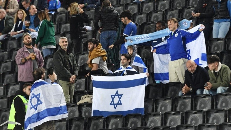 Aficionados israelies apoyan a su selección.