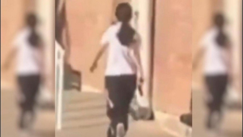 La estudiante cursa el primer año de la escuela y llegó al establecimiento armada.