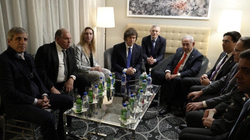 Javier Milei, Karina Milei y Luis Caputo junto al primer ministro Benjamín Netanyahu y otros funcionarios del gobierno de Israel, durante su estadía en Nueva York. (Presidencia).