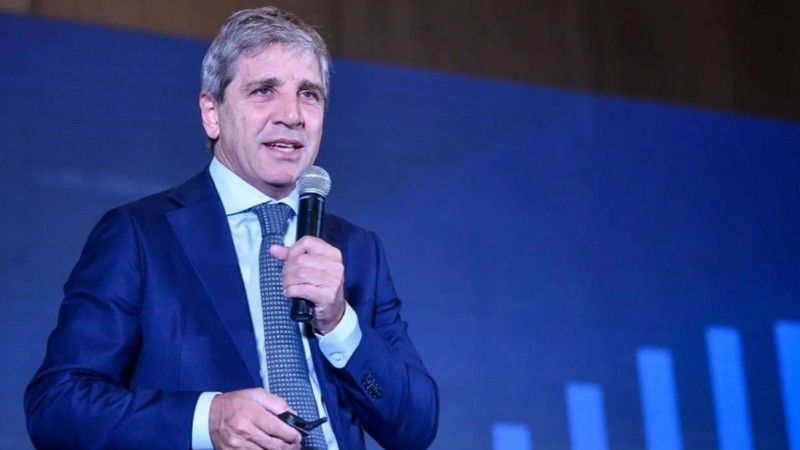 Luis Caputo sostuvo que las nuevas restricciones cambiarias 