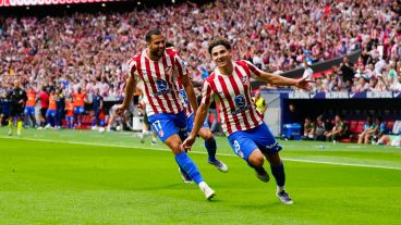 El festejo de Julián en el estadio Metropolitano: hizo un doblete en la goleada del Atlético.