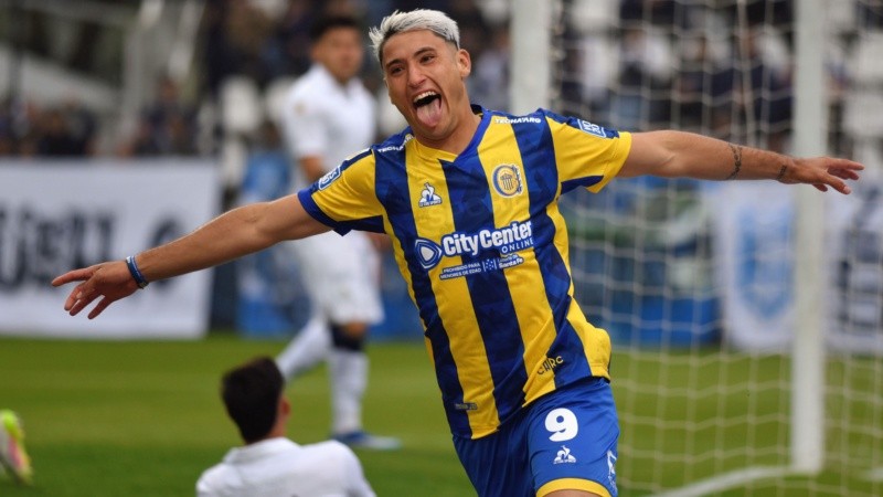 Véliz abrió el partido para el Canalla con un buen anticipo en el primer palo.