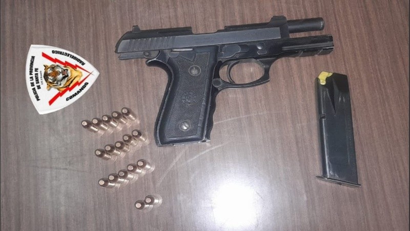 El arma se le habría caído de su pistolera muslera cuando viajaba y la reconoció luego de ser avisado.