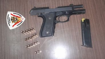 El arma se le habría caído de su pistolera muslera cuando viajaba y la reconoció luego de ser avisado.