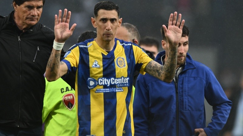 Uno de los gestos de Di María pidiendo perdón a los hinchas de Gimnasia.