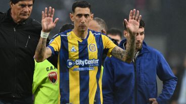 Uno de los gestos de Di María pidiendo perdón a los hinchas de Gimnasia.