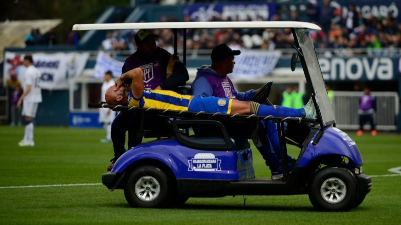 Quintana salió de la cancha en el carrito y después se fue en ambulancia a un hospital.