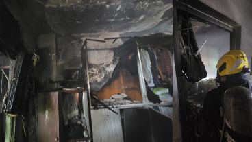 Así quedó la habitación incendiada este sábado por una falla en un tablero eléctrico.