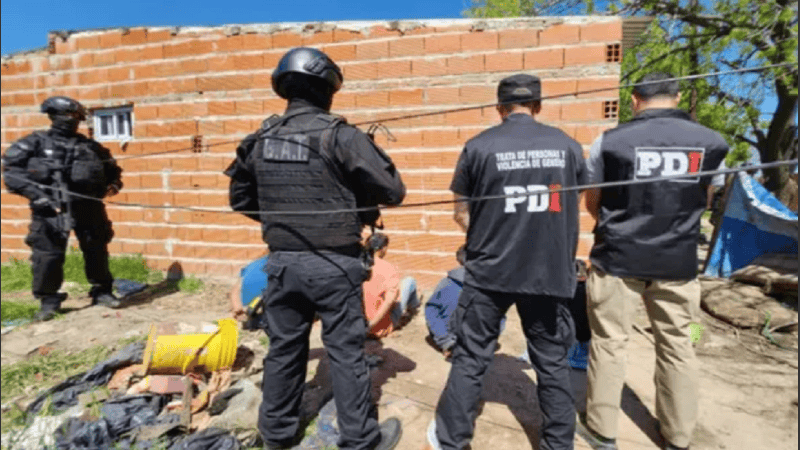 Tres personas fueron detenidas en el marco de la investigación por presunta trata de personas.