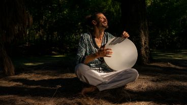 Se ha presentado y ha dictado clases en diversos países, algunos de ellos muy lejanos, como India y Nepal.