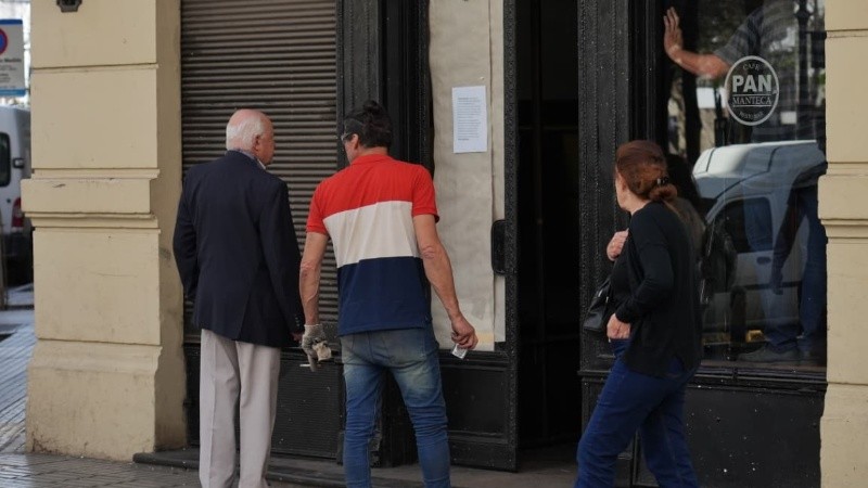 Muchas personas se acercaban a leer el comunicado colgado en el frente del bar.