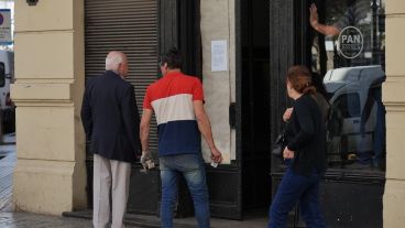 Muchas personas se acercaban a leer el comunicado colgado en el frente del bar.