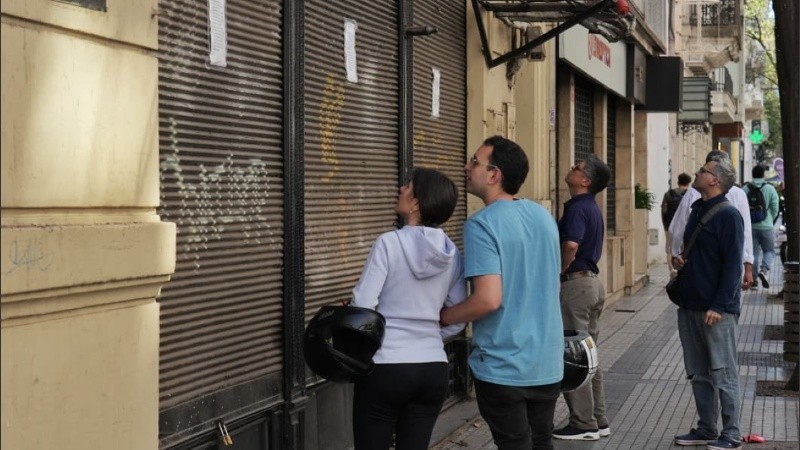 Muchas personas se acercaban a leer el comunicado colgado en el frente del bar.
