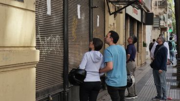 Muchas personas se acercaban a leer el comunicado colgado en el frente del bar.