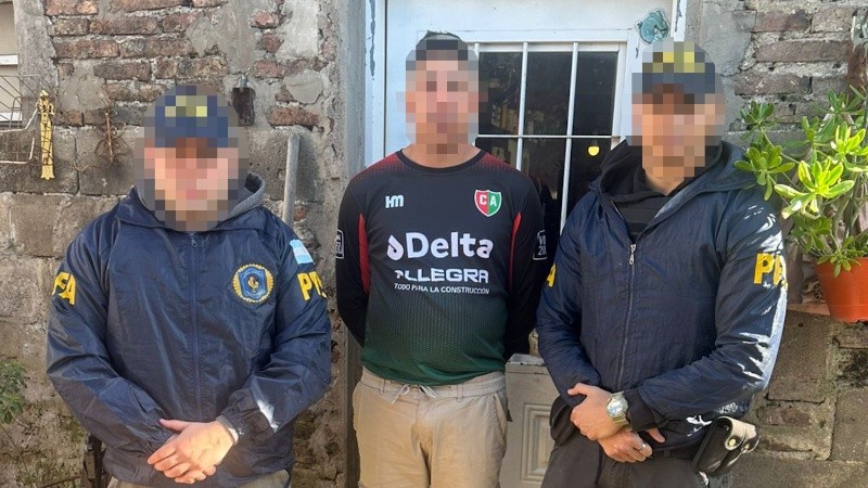 Alejandro Vallejos (centro), el jefe de la barra brava leprosa que cayó este lunes.