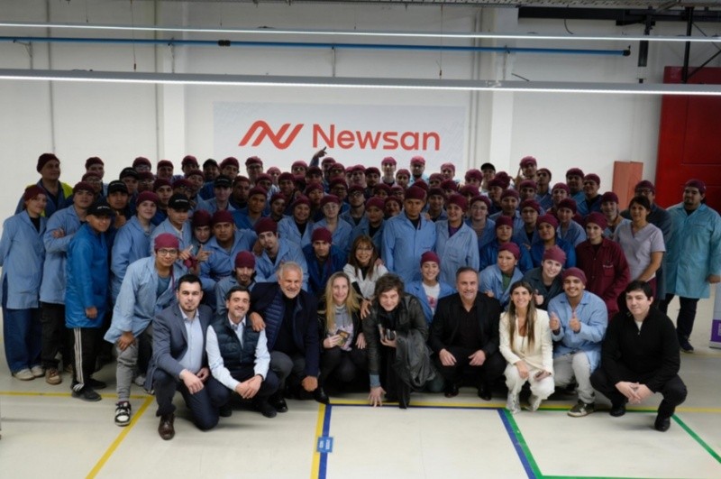  Durante la jornada, Milei recorrió dos de las plantas industriales de Newsan en Ushuaia.