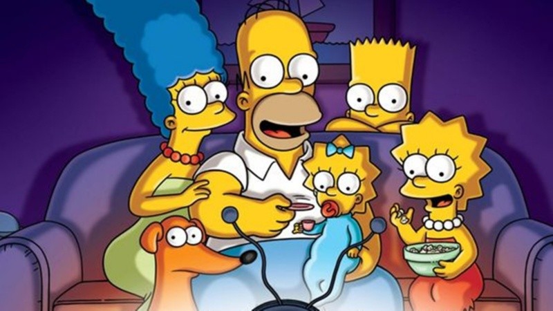 La familia Simpson frente al televisor.