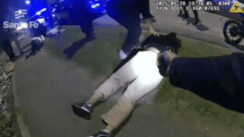 El momento en el que la mujer recibe la descarga y queda inmobilizada en el piso.