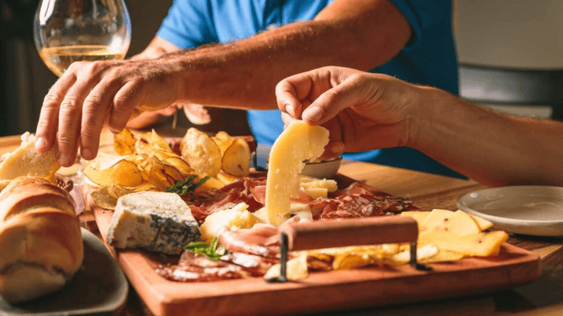 Durante la jornada habrá degustaciones de quesos, fiambres, encurtidos, vinos y vermut.