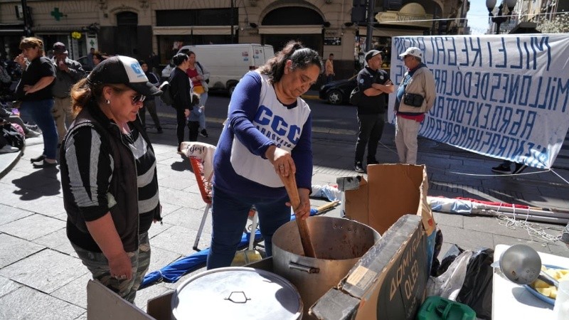 A las 10, mujeres a cargo de comedores de los barrios y miembros de la CCC iniciaron la protesta.