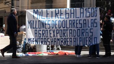 A las 10, mujeres a cargo de comedores de los barrios y miembros de la CCC iniciaron la protesta.