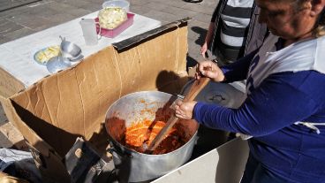 "No alcanzó la comida. Quedó gente sin comer. Así pasa en los barrios".