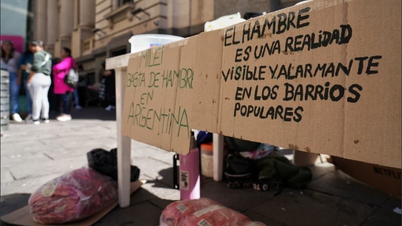 A las 10, mujeres a cargo de comedores de los barrios y miembros de la CCC iniciaron la protesta.