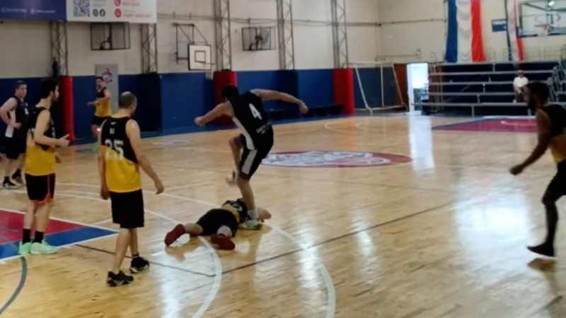 El instante en el que un jugador le pisa la cabeza a un rival en el piso.