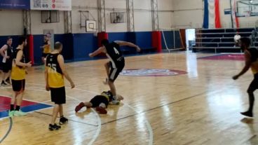 El instante en el que un jugador le pisa la cabeza a un rival en el piso.