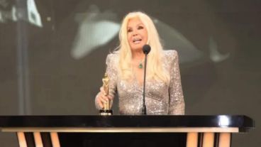 La diva se volvió viral al confundirse un artista con un ex gobernador.