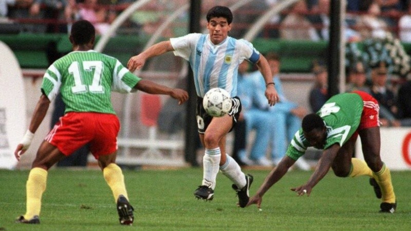 Maradona en acción la tarde del debut de Argentina ante Camerún en San Siro, en Italia 1990.
