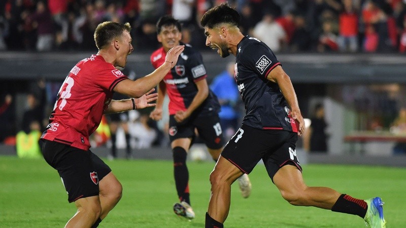 Luciano Lollo expresa su descarga tras empatar el juego.