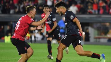 Luciano Lollo expresa su descarga tras empatar el juego.