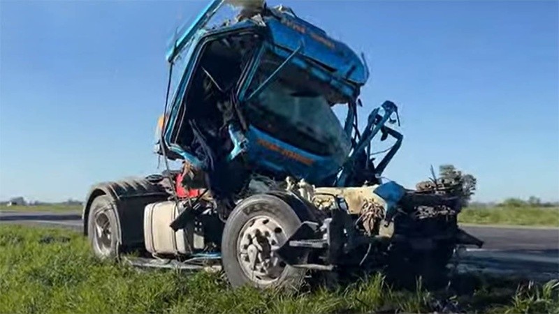 Así quedó uno de los camiones involucrados.